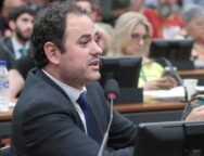 Deputado Glauber Braga falando ao microfone durante sessão na Câmara dos Deputados, com expressão séria, defendendo suas posições políticas em meio a processo de tentativa de cassação.