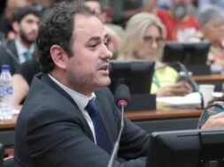 Deputado Glauber Braga falando ao microfone durante sessão na Câmara dos Deputados, com expressão séria, defendendo suas posições políticas em meio a processo de tentativa de cassação.