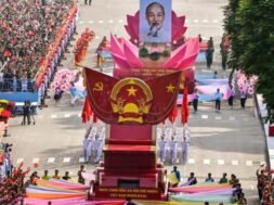 Um carro alegórico em forma de lótus carregava o retrato do líder revolucionário do Vietnã, Ho Chi Minh, perto da frente do desfile que marcava os 50 anos do fim da guerra. Fotografia: Nhac Nguyen / AFP / Getty Images.