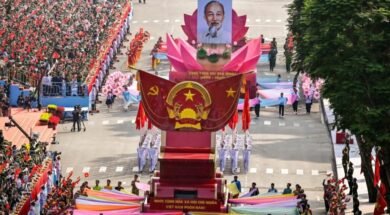 Um carro alegórico em forma de lótus carregava o retrato do líder revolucionário do Vietnã, Ho Chi Minh, perto da frente do desfile que marcava os 50 anos do fim da guerra. Fotografia: Nhac Nguyen / AFP / Getty Images.