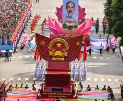 Um carro alegórico em forma de lótus carregava o retrato do líder revolucionário do Vietnã, Ho Chi Minh, perto da frente do desfile que marcava os 50 anos do fim da guerra. Fotografia: Nhac Nguyen / AFP / Getty Images.