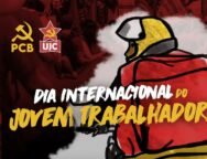 Arte em comemoração ao Dia Internacional da Juventude Trabalhadora, com um entregador de aplicativo de costas e a frase DIA INTERNACIONAL DO JOVEM TRABALHADOR ao centro