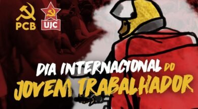 Arte em comemoração ao Dia Internacional da Juventude Trabalhadora, com um entregador de aplicativo de costas e a frase DIA INTERNACIONAL DO JOVEM TRABALHADOR ao centro