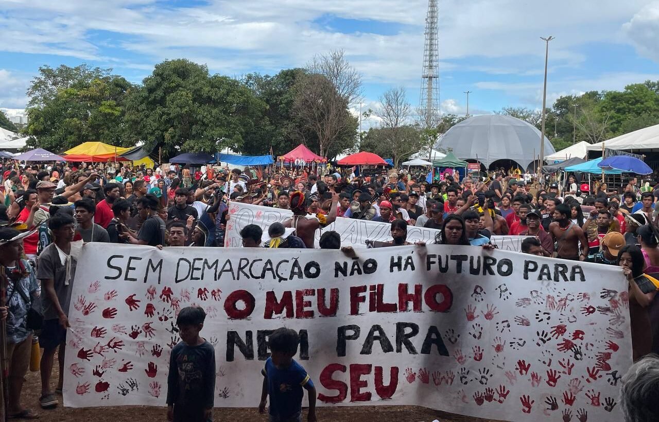 Defender os povos indígenas é defender a Terra: por uma aliança entre a juventude e as lutas originárias