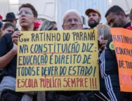 Cartaz em protesto às medidas do governo Ratinho Jr. que atacam a educação pública. Foto: Bruna Durigan/APP-Sindicato.