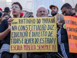 Cartaz em protesto às medidas do governo Ratinho Jr. que atacam a educação pública. Foto: Bruna Durigan/APP-Sindicato.