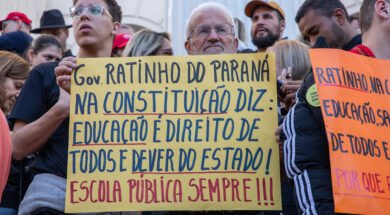 Cartaz em protesto às medidas do governo Ratinho Jr. que atacam a educação pública. Foto: Bruna Durigan/APP-Sindicato.