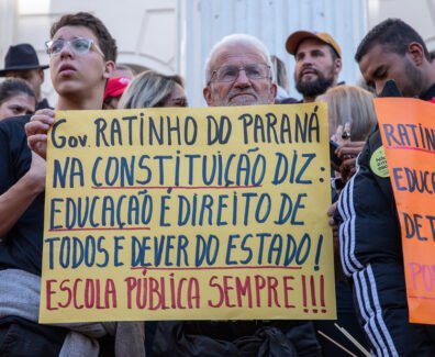 Cartaz em protesto às medidas do governo Ratinho Jr. que atacam a educação pública. Foto: Bruna Durigan/APP-Sindicato.