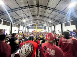 Assembleia de greve dos trabalhadores da construção civil de Fortaleza.