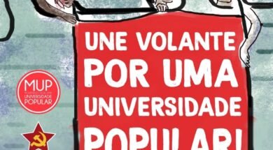 Ilustração: releitura de fotografia da campanha "UNE Volante". Representação de estudantes em um ônibus segurando uma faixa com a seguinte escritura: "UNE Voltante por uma Universidade Popular".