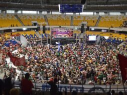 Foto da bienal da UNE 2025. Créditos: @palavrasnubladas / UJC.