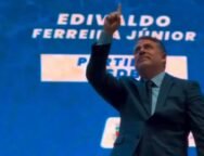 O vereador, Edivaldo Ferreira Júnior, autor do projeto, apontando o dedo indicador direito para cima. Foto: Reprodução / Instagram.