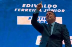 O vereador, Edivaldo Ferreira Júnior, autor do projeto, apontando o dedo indicador direito para cima. Foto: Reprodução / Instagram.