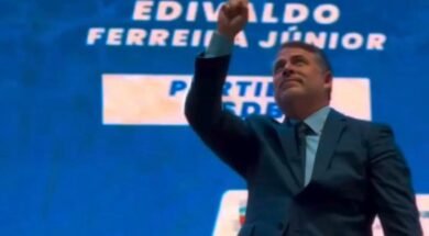 O vereador, Edivaldo Ferreira Júnior, autor do projeto, apontando o dedo indicador direito para cima. Foto: Reprodução / Instagram.