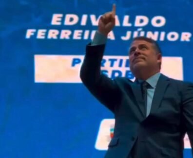 O vereador, Edivaldo Ferreira Júnior, autor do projeto, apontando o dedo indicador direito para cima. Foto: Reprodução / Instagram.