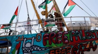 Imagem mostra ativistas a bordo de um barco com bandeiras da Palestina, murais com a frase “Free Gaza” e faixas de apoio às crianças de Gaza. A embarcação fazia parte da flotilha humanitária rumo à Faixa de Gaza.