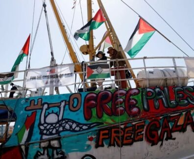Imagem mostra ativistas a bordo de um barco com bandeiras da Palestina, murais com a frase “Free Gaza” e faixas de apoio às crianças de Gaza. A embarcação fazia parte da flotilha humanitária rumo à Faixa de Gaza.