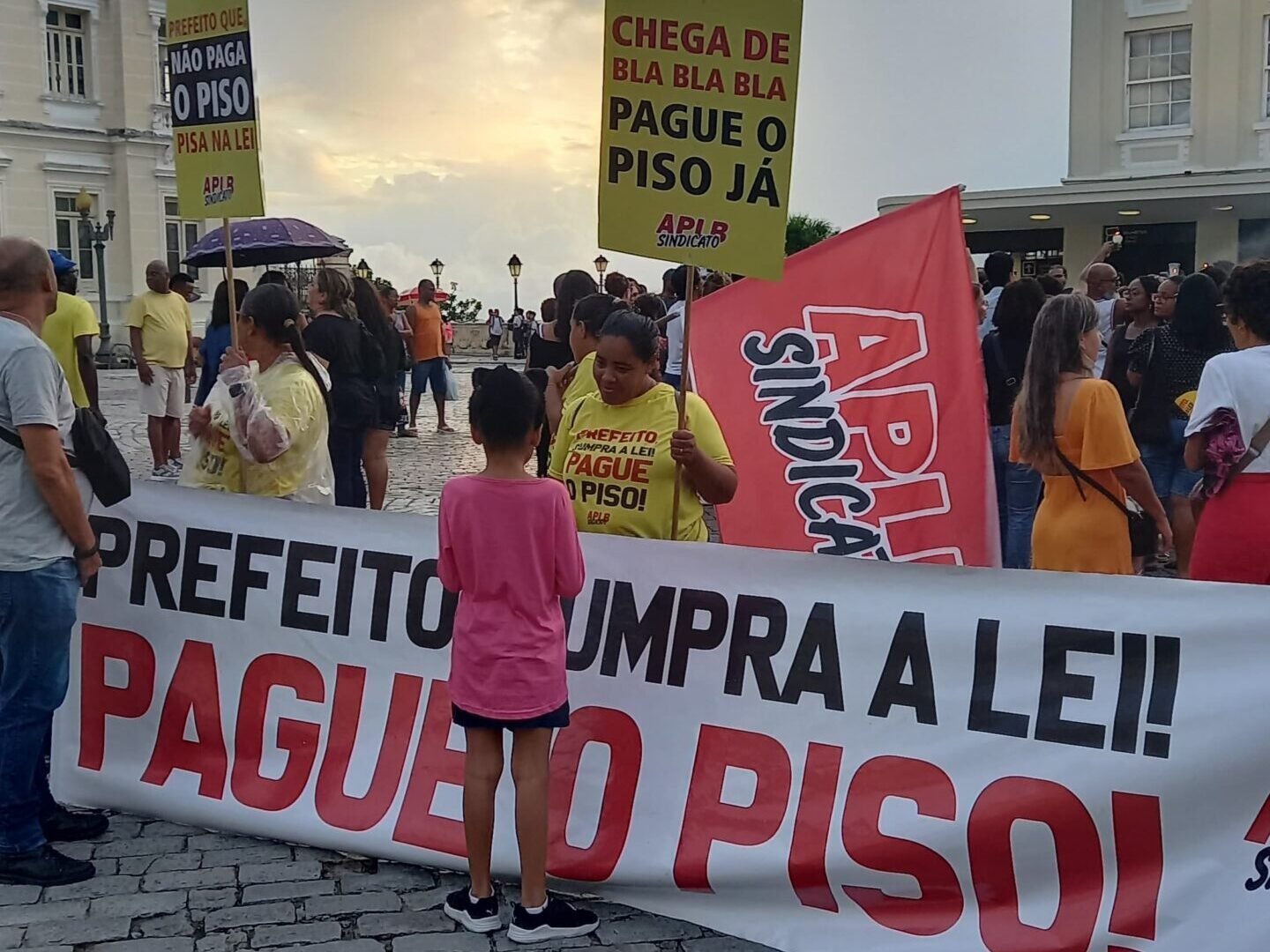 Todo apoio à greve dos professores de Salvador! Bruno Reis, pague o piso!