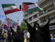 Manifestantes iranianos levantam bandeiras do Irã e da Palestina em um ato contra Israel em Teerã, Irã, na sexta-feira, 13 de junho de 2025. (AP Photo/Vahid Salemi)