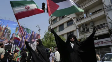 Manifestantes iranianos levantam bandeiras do Irã e da Palestina em um ato contra Israel em Teerã, Irã, na sexta-feira, 13 de junho de 2025. (AP Photo/Vahid Salemi)