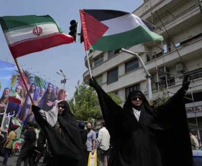 Manifestantes iranianos levantam bandeiras do Irã e da Palestina em um ato contra Israel em Teerã, Irã, na sexta-feira, 13 de junho de 2025. (AP Photo/Vahid Salemi)