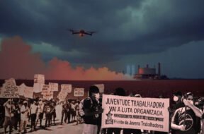 Imagens de manifestações organizadas por trabalhadores sobre a ilustração de uma plantação de milho sendo pulverizada por um drone. À esquerda, uma manifestação contra o agronegócio, com cartazes como: Agrotóxico = morte. À direita, militantes da UJC seguram um cartaz onde está escrito: "Juventude trabalhadora vai à luta organizada. Por nossos direitos, nossos estudos e nossos empregos. Frente de Jovens Trabalhadores.". Mais ao fundo há a lustração de uma usina de enriquecimento de urânio. Créditos: Gabriel Remígio / UJC.