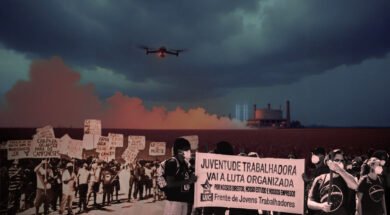 Imagens de manifestações organizadas por trabalhadores sobre a ilustração de uma plantação de milho sendo pulverizada por um drone. À esquerda, uma manifestação contra o agronegócio, com cartazes como: Agrotóxico = morte. À direita, militantes da UJC seguram um cartaz onde está escrito: "Juventude trabalhadora vai à luta organizada. Por nossos direitos, nossos estudos e nossos empregos. Frente de Jovens Trabalhadores.". Mais ao fundo há a lustração de uma usina de enriquecimento de urânio. Créditos: Gabriel Remígio / UJC.