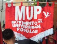 "Estandarte vermelho do Movimento por uma Universidade Popular (MUP) erguido em manifestação durante o 60º CONUNE. Foto: @0liveirdavi / UJC.