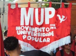 "Estandarte vermelho do Movimento por uma Universidade Popular (MUP) erguido em manifestação durante o 60º CONUNE. Foto: @0liveirdavi / UJC.