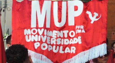 "Estandarte vermelho do Movimento por uma Universidade Popular (MUP) erguido em manifestação durante o 60º CONUNE. Foto: @0liveirdavi / UJC.