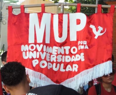 "Estandarte vermelho do Movimento por uma Universidade Popular (MUP) erguido em manifestação durante o 60º CONUNE. Foto: @0liveirdavi / UJC.
