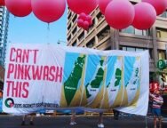Foto de manifestação com balões rosas e uma grande faixa escrito "Não tem como fazer pinkwash disso", do movimento Queers contra o Apartheid Israelense.