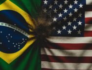 Bandeira brasileira (verde, amarela, azul e branca, com 'Ordem e Progresso') em choque visual contra a bandeira dos EUA (listras vermelhas e brancas, cantão azul com estrelas), gerando um efeito de areia dispersa que simboliza o conflito comercial.