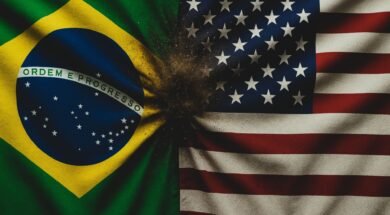 Bandeira brasileira (verde, amarela, azul e branca, com 'Ordem e Progresso') em choque visual contra a bandeira dos EUA (listras vermelhas e brancas, cantão azul com estrelas), gerando um efeito de areia dispersa que simboliza o conflito comercial.