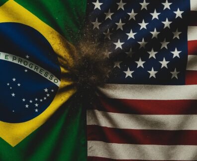 Bandeira brasileira (verde, amarela, azul e branca, com 'Ordem e Progresso') em choque visual contra a bandeira dos EUA (listras vermelhas e brancas, cantão azul com estrelas), gerando um efeito de areia dispersa que simboliza o conflito comercial.