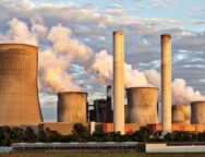 Fotografia de uma usina termelétrica (UTE), mostrando torres de refrigeração e chaminés. Foto: Reprodução / Pixabay.