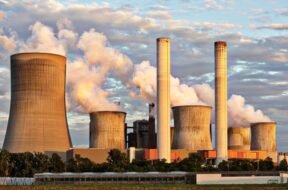 Fotografia de uma usina termelétrica (UTE), mostrando torres de refrigeração e chaminés. Foto: Reprodução / Pixabay.