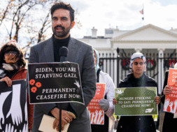 Fala de Zohran Mamdani em frente à Casa Branca durante uma greve de fome de cinco dias por Gaza. No cartaz: “Biden, você está deixando Gaza morrer de fome. Cessar-fogo permanente agora”. Foto: Eman Mohammed.