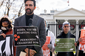 Fala de Zohran Mamdani em frente à Casa Branca durante uma greve de fome de cinco dias por Gaza. No cartaz: “Biden, você está deixando Gaza morrer de fome. Cessar-fogo permanente agora”. Foto: Eman Mohammed.