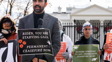 Fala de Zohran Mamdani em frente à Casa Branca durante uma greve de fome de cinco dias por Gaza. No cartaz: “Biden, você está deixando Gaza morrer de fome. Cessar-fogo permanente agora”. Foto: Eman Mohammed.