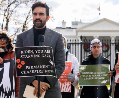 Fala de Zohran Mamdani em frente à Casa Branca durante uma greve de fome de cinco dias por Gaza. No cartaz: “Biden, você está deixando Gaza morrer de fome. Cessar-fogo permanente agora”. Foto: Eman Mohammed.