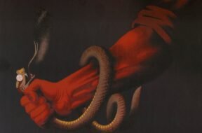 Ilustração de braço, com camisa de manga puxada até o cotovelo, estrangulando uma serpente com a mão. A serpente está com a boca aberta e a língua para fora, enquanto seus olhos arregalados apresentam a suástica no lugar das pupilas. O fundo da ilustração é escuro, destacando os elementos citados.