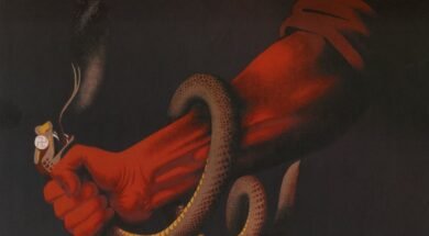 Ilustração de braço, com camisa de manga puxada até o cotovelo, estrangulando uma serpente com a mão. A serpente está com a boca aberta e a língua para fora, enquanto seus olhos arregalados apresentam a suástica no lugar das pupilas. O fundo da ilustração é escuro, destacando os elementos citados.