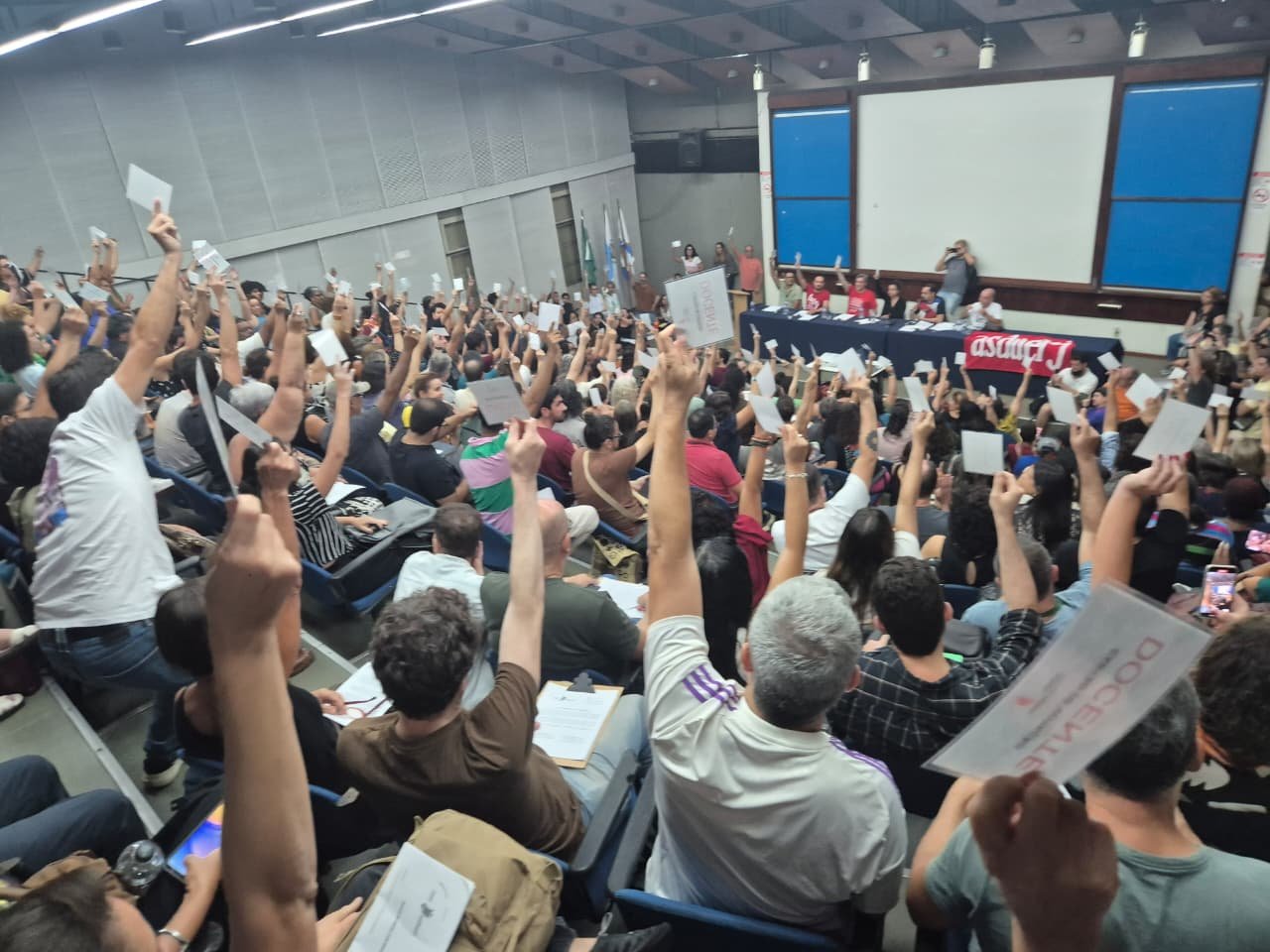 Não sucumbiremos ao desmonte da educação pública e aos ataques da extrema-direita: todo apoio à greve da UERJ!