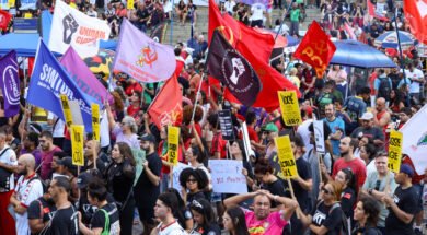 Ato do Dia do Trabalhador pede o fim da escala 6x1 e melhores condições de trabalho e renda, na Cinelândia, no centro da capital fluminense. Foto: Tomaz Silva/Agência Brasil