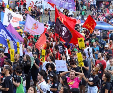 Ato do Dia do Trabalhador pede o fim da escala 6x1 e melhores condições de trabalho e renda, na Cinelândia, no centro da capital fluminense. Foto: Tomaz Silva/Agência Brasil