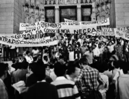 Foto em preto e branco de uma manifestação do movimento negro durante o período ditadura de 1964. Foto: Repositório do Arquivo Nacional.
