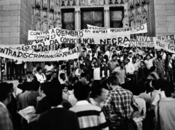 Foto em preto e branco de uma manifestação do movimento negro durante o período ditadura de 1964. Foto: Repositório do Arquivo Nacional.