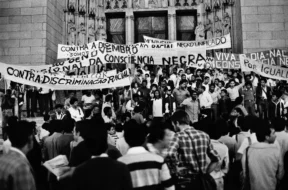 Foto em preto e branco de uma manifestação do movimento negro durante o período ditadura de 1964. Foto: Repositório do Arquivo Nacional.