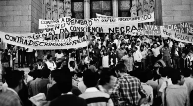 Foto em preto e branco de uma manifestação do movimento negro durante o período ditadura de 1964. Foto: Repositório do Arquivo Nacional.